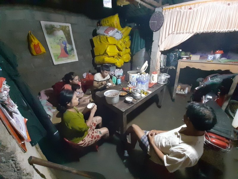 Sinh hoạt dưới nước lũ. Ảnh: Tuấn Hiệp.
