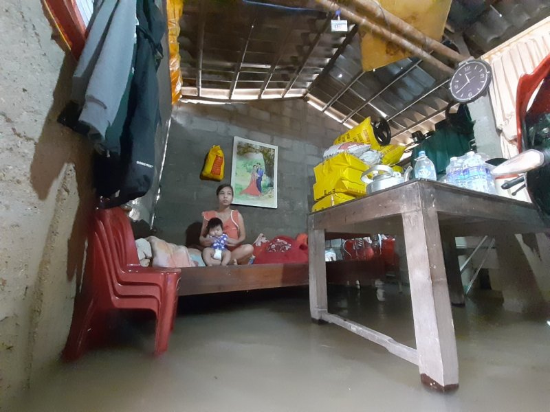 Cuộc sống khó khăn nơi vùng trũng. Ảnh: Tuấn Hiệp.