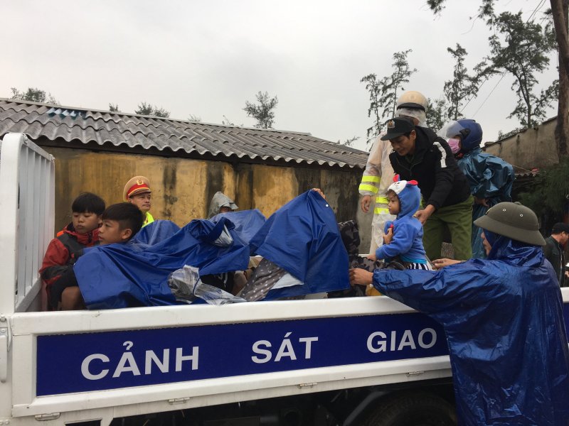 Để ứng phó với bão số 13, lũ quét, sạt lở đất các địa phương, tỉnh này đã xây dựng kế hoạch di dời 19.671 hộ dân/65.890 khẩu đến nơi an toàn.