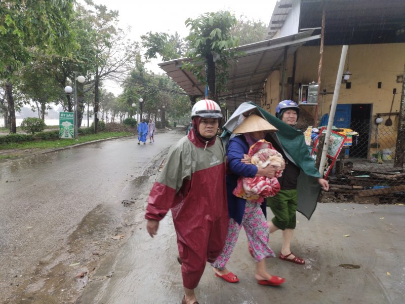 Trực tiếp đến tận nhà các hộ dân trong sáng ngày 14/11, ông Phan Ngọc Thọ - Chủ tịch UBND tỉnh Thừa Thiên Huế - nhấn mạnh, đây là cơn bão rất mạnh, diễn biến phức tạp, dự kiến vào đất liền sớm hơn dự báo trước đây nên người dân phải chấp hành các khuyến cáo của chính quyền địa phương chủ động sơ tán, chịu khó vất vả, bất tiện khi không được ở trong nhà mình để đảm bảo an toàn cho tính mạng.