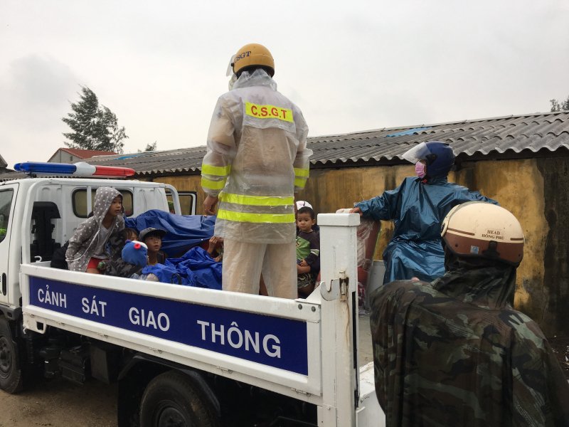 Giúp dân sơ tán ứng phó với cơn bão số 13.