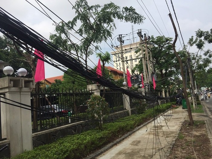 Dây thuê bao rác sau liên tiếp các đợt thiên tai lịch sử trên tuyến đường Trần Cao Vân.