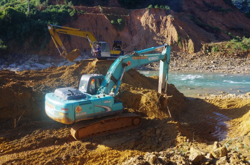 Hiện các lực lượng tiếp tục tìm kiếm giai đoạn 3, khu vực lòng sông Rào Trăng và lên phương án tìm kiếm giai đoạn 4 (nếu vẫn chưa tìm thấy được các nạn nhân mất tích còn lại). Trong đó, các lực lượng tiến hành ngăn đập, sử dụng rọ đá và vật liệu tại chỗ để ngăn dòng chảy, đồng thời, tiến hành nắn dòng sông nhằm đổi hướng dòng chảy sang hướng khác để tổ chức tìm kiếm khu vực lòng sông Rào Trăng.