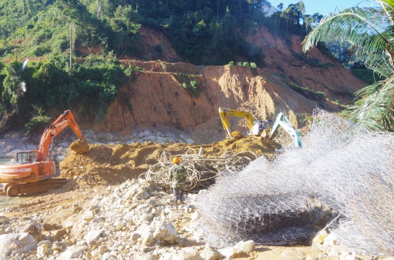 Vận chuyển xong 150 rọ đá tại UBND xã Phong Xuân và tập kết đá vào gần khu vực đê quai.