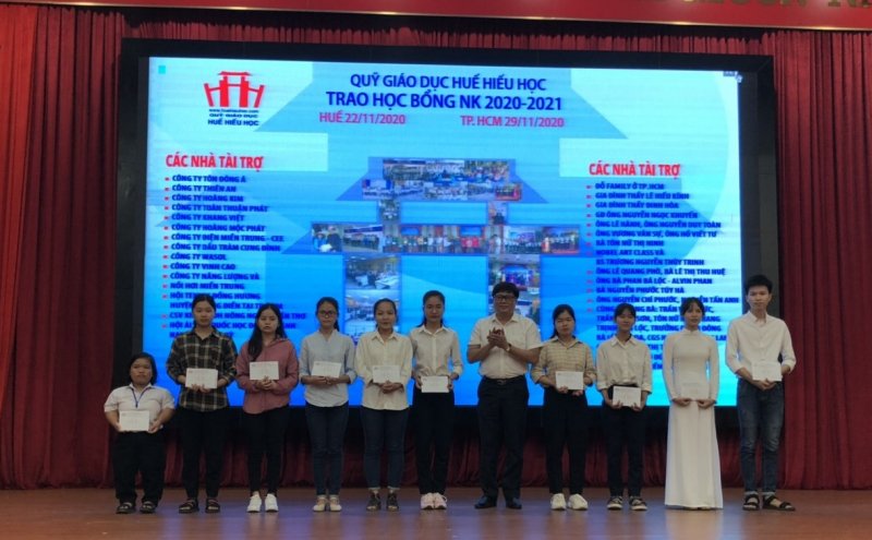Trao học bổng năm học 2020 - 2021.