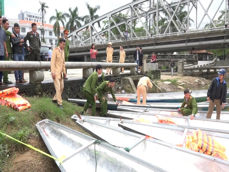 Đóng góp một phần nhỏ bé hỗ trợ cho lực lượng làm nhiệm vụ có phương tiện cần thiết để giúp dân phòng, chống lũ lụt.