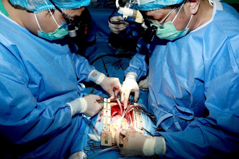 Thực hiện ca ghép tim xuyên Việt.
