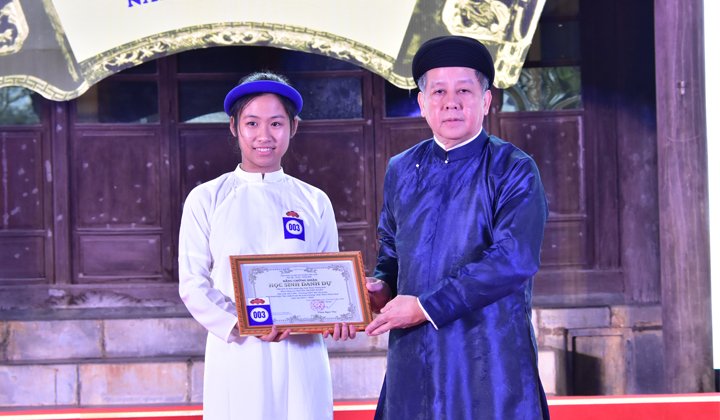 “Học sinh danh dự toàn trường” là danh hiệu cao quý mà mỗi trường học chỉ có 1 học sinh được tuyên dương tại Quốc Tử Giám - Huế.