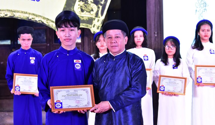 Tại lễ tuyên dương, ngoài bằng danh dự, các em học sinh được tặng bộ trang phục áo dài như là một lễ phục trang trong, thành kỷ vật theo em suốt cuộc đời.