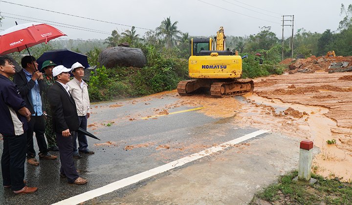 Lãnh đạo tỉnh kiểm tra và chỉ đạo khắc phục sạt lở tại tuyến 2 đường ven biển Cảnh Dương.