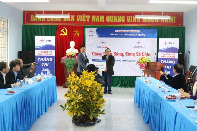 EVNHANOI trao tặng máy tính, tập vở cho các trường học bị thiệt hại bởi thiên tai.