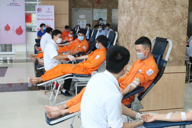 Lan tỏa yêu thương những giọt máu hồng tình nguyện của nhân viên Điện lực.
