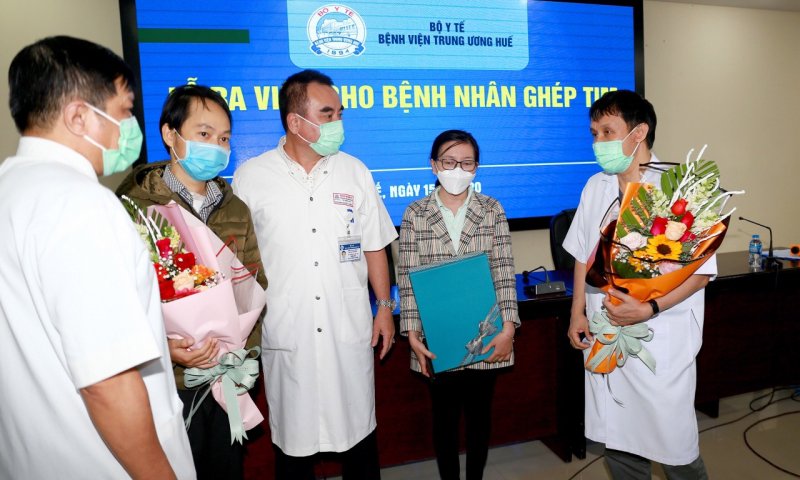 Các y, bác sĩ căn dặn, gởi lời động viên đến bệnh nhân khi xuất viện. Ảnh: BVCC
