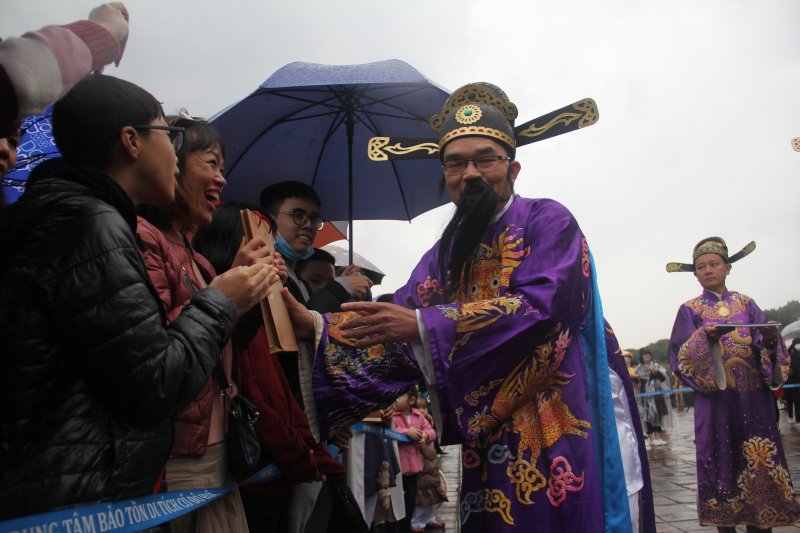 Tặng lịch cho du khách.