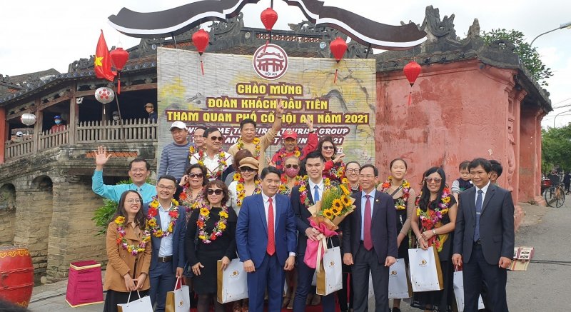 Chào đón 19 du khách xông đất phố cổ Hội An.