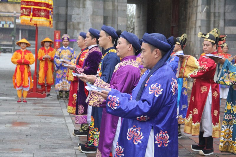 Người Việt xưa lấy kinh tế nông nghiệp làm trọng, nên quyển lịch đối với đời sống con người có ý nghĩa rất đặc biệt. Xem lịch để theo dõi thời gian, thời tiết mà làm nông vụ. Xem lịch để biết được sự thay đổi tiết trời mà ứng phó, phòng tránh thiên tai.
