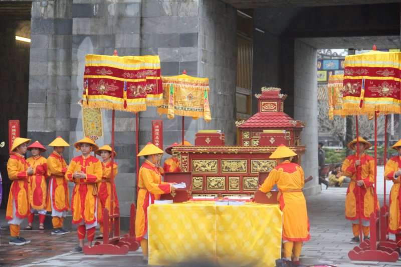 Trong sách Khâm định Đại nam hội điển sự lệ có chép, vua Minh Mạng định rằng: “Lễ Ban Sóc có khác với ba tiết lớn. Nay đổi định: từ nay về sau làm lễ Ban Sóc ở trước cửa Ngọ Môn”.