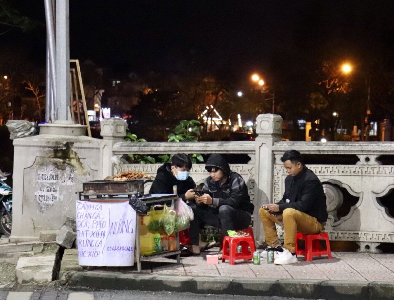 Mưa rét, lượng người xuống phố ít hơn hẳn những ngày thường, nhưng ở đó những người lao động nghèo vẫn phải tìm đủ điều kiện để thích nghi với thời tiết, nhiều người phải dùng áo mưa hay bếp than để tự sưởi ấm.