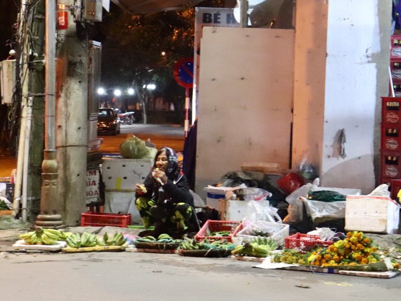 Cụ già lót dạ mẫu bánh mì để tiếp tục công cuộc mưu sinh.