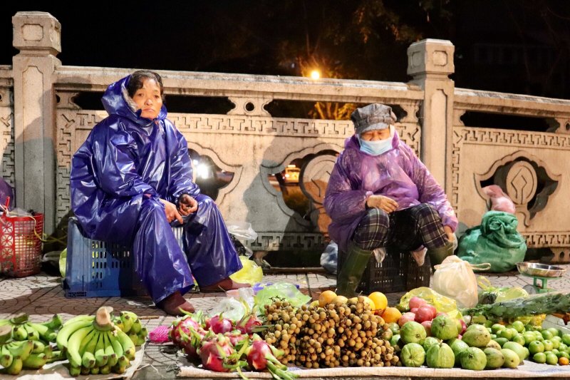 Vẻ mặt buồn rầu của người phụ nữ khi không bán được hàng. Tuy trời lạnh, vất vả, cực nhọc tăng gấp bội lần, nhưng họ vẫn trắng đêm mưu sinh trang trải cuộc sống.