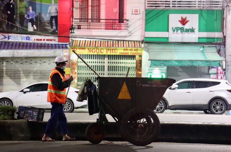 Trong cái rét lạnh thấu xương, họ cần mẫn quét từng cọng rác, đẩy các xe rác đi khắp tuyến phố để thu gom, giữ gìn vệ sinh môi trường.