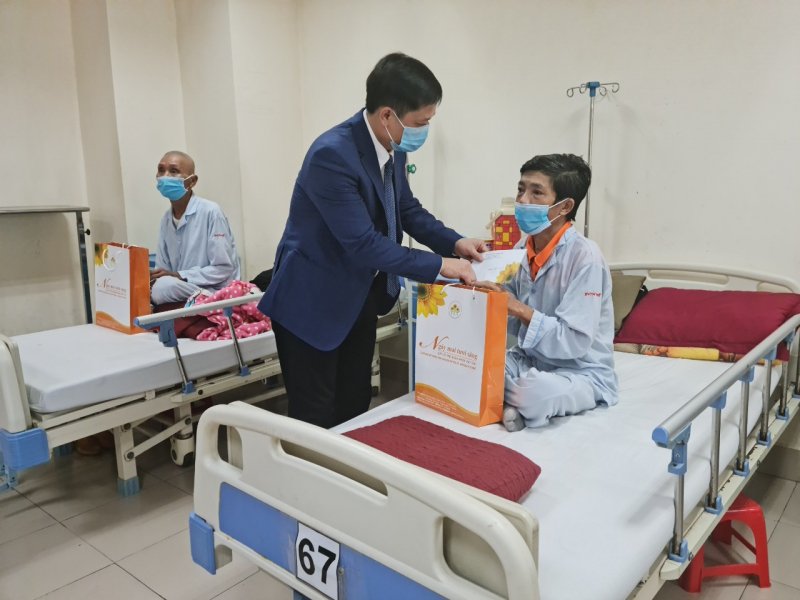 Tặng quà cho bệnh nhân.