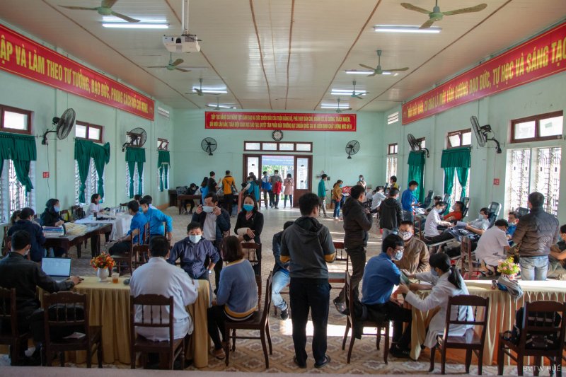 Khám, cấp phát thuốc miễn phí cho người dân.