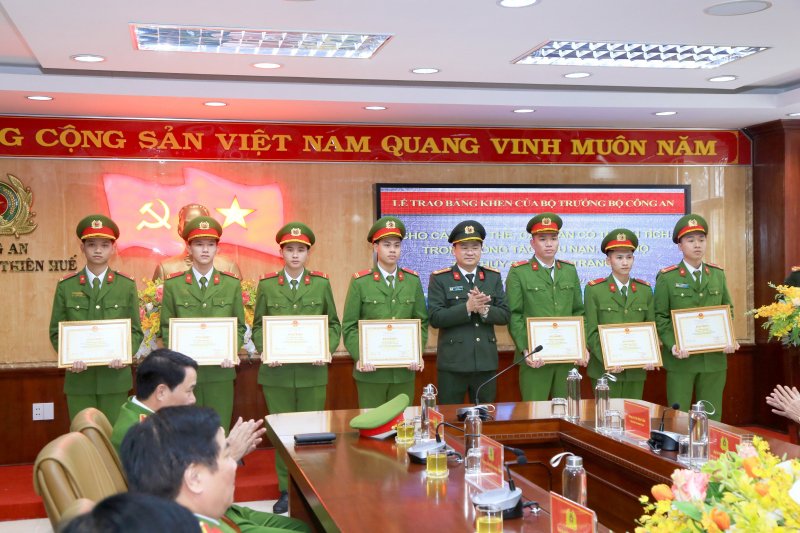 Tặng Bằng khen cho các tập thể, cá nhân có thành tích trong công tác phòng chống bão lũ...