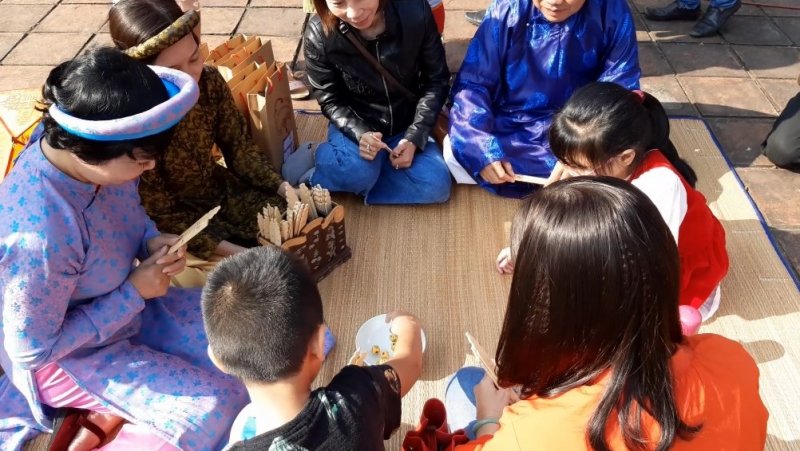 Nhiều trò chơi cung đình hấp dẫn.