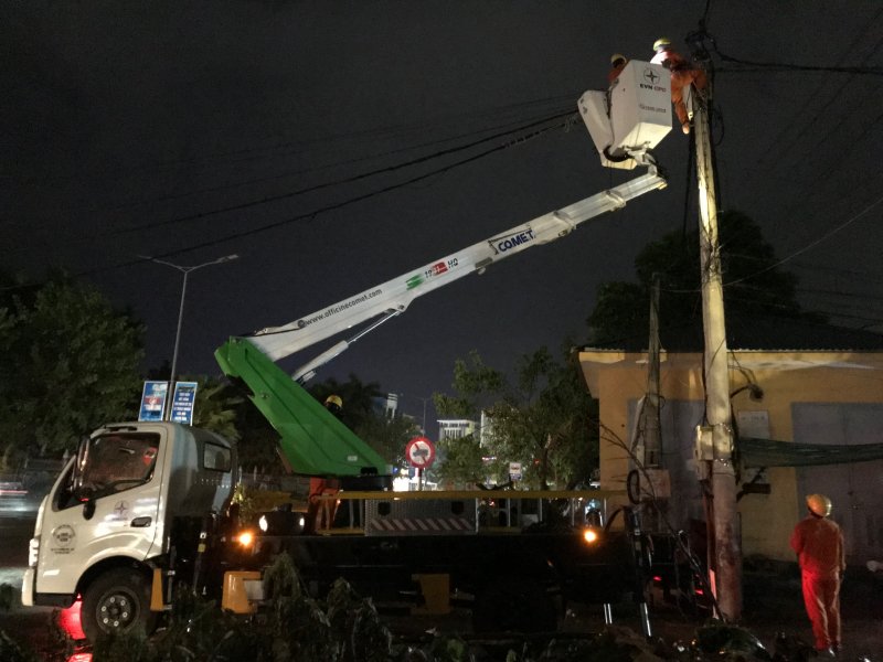 Xuyên đêm khắc phục sự cố mất điện do mưa bão gây ra.