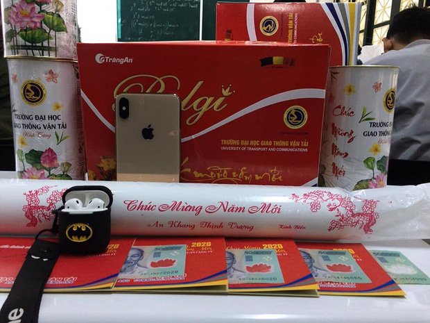 ĐH Giao thông vận tải còn bonus thêm cả tai nghe Batman.