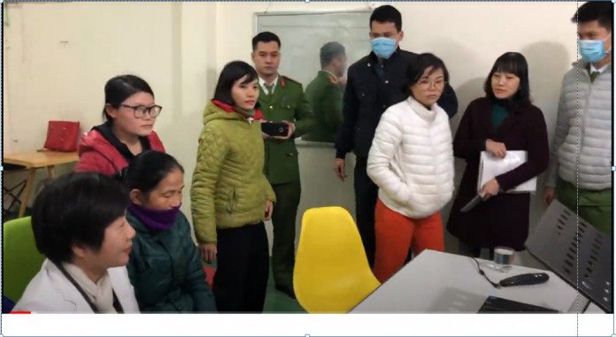 Công an TP Đồng Hới phối hợp chính quyền địa phương lập biên bản về hành vi của nhóm người hoạt sinh hoạt hội thánh đức chúa trời mẹ trái phép.
