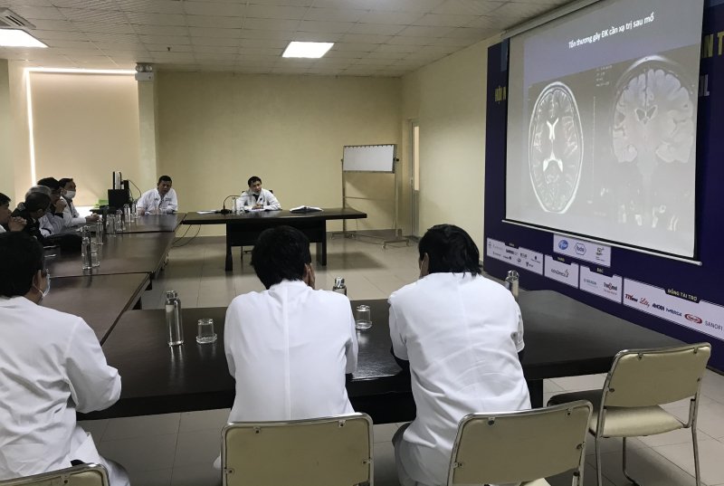 GS.TS Phạm Như Hiệp chủ trì hội chẩn đa chuyên khoa nhiều lần trước khi xạ phẫu.