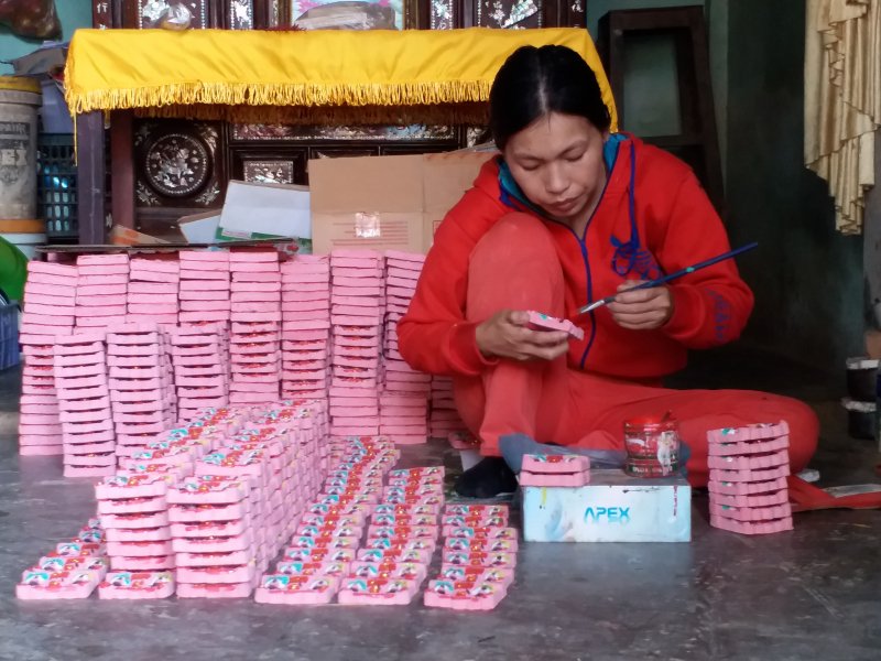 Những ngày gần Tết, tiếng gõ cốc cốc, mùi đất thơm như đặc trưng riêng của mảnh đất duy nhất còn làm ra tượng ông Táo ở Cố đô Huế.