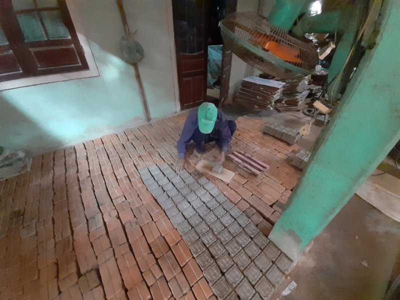 Ở gần sông Hương, Địa Linh là ngôi làng duy nhất ở tỉnh Thừa Thiên Huế còn làm nghề đúc tượng ông Táo. Vào các tháng cuối năm, người dân bận rộn với nghề truyền thống này. Tượng ông táo lấy đất từ cánh đồng màu mỡ phía sau làng hay mua nơi khác.