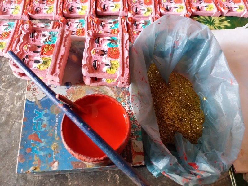 Mẻ tượng ra lò được trang trí bằng màu, rắc bột kim tuyến bắt mắt, đáp ứng nhu cầu thị trường.