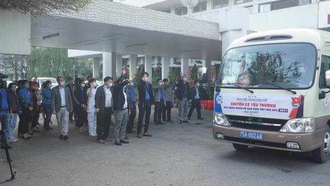 Trước tình hình dịch bệnh diễn biến phức tạp, các bệnh nhân còn được các y bác sĩ và các tình nguyện viên đo thân nhiệt, hướng dẫn rửa tay bằng nước sát khuẩn và tặng khẩu trang. Tất cả các bệnh nhân và người nhà đều phải tuân thủ các quy định phòng dịch theo quy định của nhà nước.