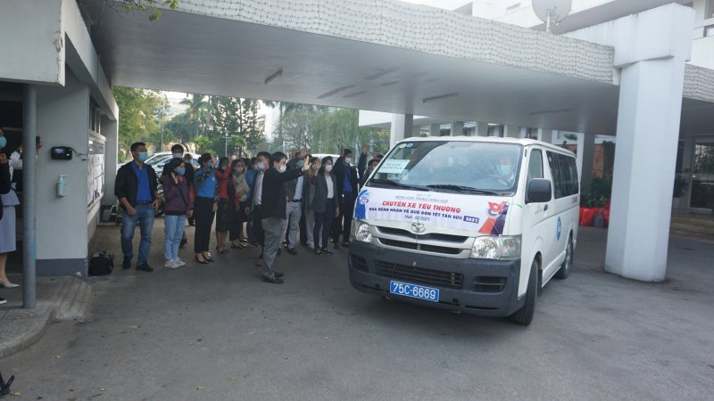 Mỗi dịp Tết đến xuân về, Bệnh viện Trung ương Huế lại cùng các doanh nghiệp và các tổ chức, cá nhân hảo tâm luôn đồng hành, chia sẻ, hỗ trợ cho các bệnh nhân khó khăn về quê đón Tết. Trải qua một năm khó khăn vì dịch bệnh, thiên tai, bão lũ, nhiều bệnh nhân chịu ảnh hưởng rất nặng nề. Các chuyến xe miễn phí và quà tết giúp cho các bệnh nhân về quê đón tết bên gia đình ấm áp, vui tươi và an toàn.