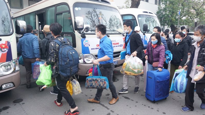 Có mặt trên chuyến xe chở đầy yêu thương và những người bệnh Quảng Bình, bác Nguyễn Đức Tám tâm sự: “ Bệnh viện Trung ương Huế đã tổ chức chương trình này quá ý nghĩa, để giúp đỡ những bệnh nhân như tôi có thể về quê đón Tết, khi mà vé rất đắt đỏ, đi lại tốn kém và hiện tại tình hình dịch Covid-19 trên các chuyến xe khách không được an toàn. Biết đến chương trình có chuyến xe miễn phí về quê cũng như những món quà Tết trước khi lên xe tôi cảm thấy rất phấn khởi, hạnh phúc và muốn gửi lời cảm ơn chân thành nhất đến Ban Lãnh đạo bệnh viện và tập thể cán bộ viên chức của Bệnh viện đã mang xuân đoàn viên đến với tôi và những người bệnh khác”.