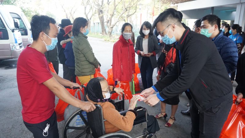 Đặc biệt, không chỉ hỗ trợ phương tiện miễn phí cho người bệnh và người nhà bệnh nhân về quê ăn Tết, Bệnh viện Trung ương Huế còn có những phần quà trị giá 1 triệu đồng/suất để dành tặng cho người bệnh.