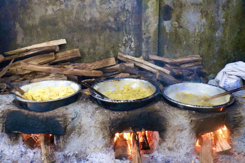 Để mứt gừng ngon, cay, người làm mứt gừng Kim Long có bí quyết riêng. Bà Trần Thị Bê, hơn 30 năm làm mứt, tiết lộ: “Mứt gừng Kim Long có bí quyết từ tỷ lệ đường cho đến thời gian nấu. Do vậy, tạo nên miếng gừng mỏng vừa phải, vàng tự nhiên, giòn giòn, cay cay, ngọt ngọt”.