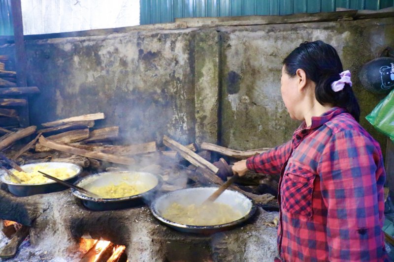 Càng gần Tết, nhiều lò ở các gia đình đỏ lửa rim mứt gừng, làm ra món ngon kích thích vị giác khi Tết đến. Nghề làm mứt thủ công khổ cực trong khi mang lại thu nhập thấp.
