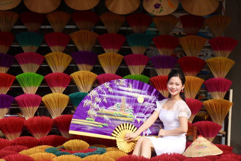 Không chỉ sản xuất, làng nghề nơi đây còn là điểm đến của rất nhiều đoàn du lịch.