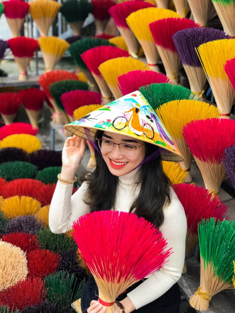 Họ tận mắt xem người thợ làm hương và tự trải nghiệm làm ra những cây hương đủ màu sắc.