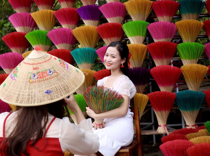 Hàng trăm nghìn bó chân hương được người dân sắp xếp trông rất đẹp mắt.