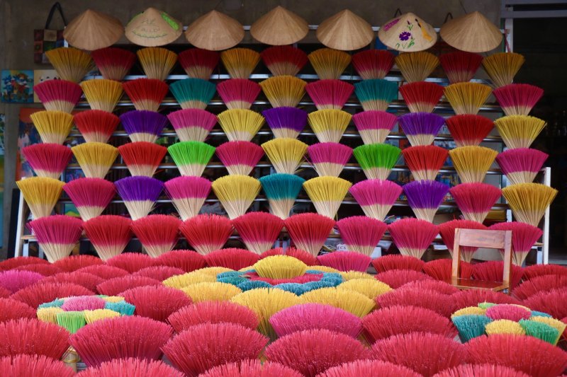 Bó chân hương đủ màu xanh, đỏ, tím… rất đẹp mắt, nhất là bó chân hương tạo thành các bông hoa lộng lẫy.