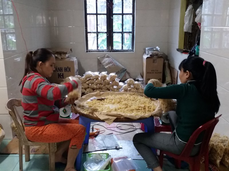 Xung quanh nhà ông Nam, mỗi người mỗi công đoạn tạo ra miếng mứt gừng. Người rửa gừng, người cạo vỏ gừng, người bào gừng. Ai cũng bộn rộn làm món ăn không thể thiếu trong ngày Tết. Nhà ông Nam là một trong những hộ làm mứt gừng thủ công còn sót lại ở xứ Huế.