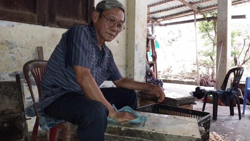 “Gia đình tôi đã trải qua ba đời làm mứt gừng thủ công. Vào đầu tháng Chạp, tôi tiến hành mua củ gừng, cạo vỏ, bào… để làm mứt gừng phục vụ dịp Tết. Mỗi ngày, gia đình tôi sản xuất khoảng ba tạ gừng để làm mứt”, ông Nam chia sẻ.