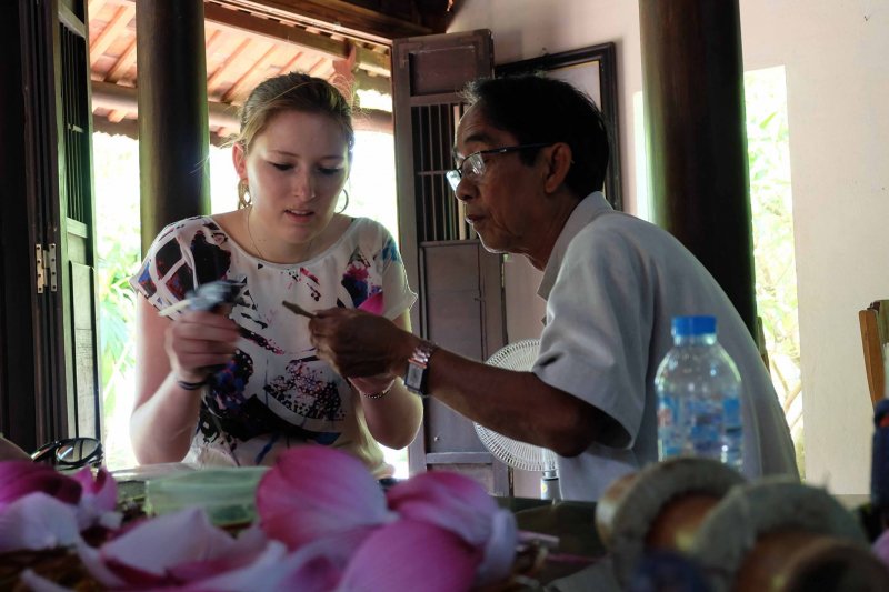 Ông Thân Văn Huy, một họa sĩ, nghệ nhân trong làng, tâm sự: “Ngày Tết, nếu người Huế không có hoa giấy cắm lên Trang Ông, Trang Bà, am thờ…, cái Tết dường như thiếu cái gì đó. Hoặc nếu không có hình ảnh người dân Thanh Tiên chở chông hoa đi qua chuyến đò tỏa ra các chợ, phố để bán cho người dân sẽ rất buồn, làm mất đi ý nghĩa của ngày Tết của người Huế nói riêng và người Việt nói chung. Hình ảnh chông hoa tô điểm, báo hiệu mùa Xuân của Huế sắp tới, gắn sâu trong tiềm thức của người xứ Huế”.