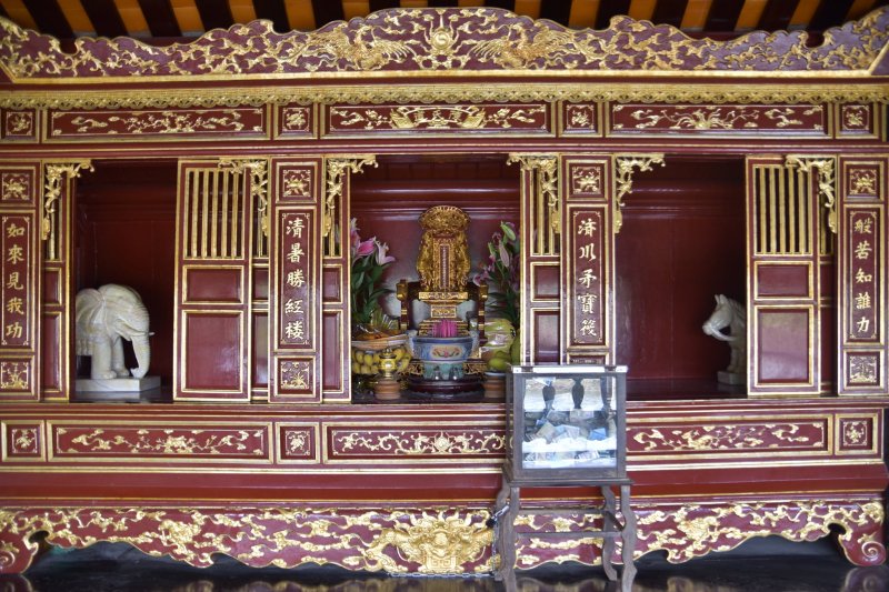 Cây cầu này được xây dựng vào năm 1776. Cầu này do một người cháu gái thuộc thế hệ thứ sáu của họ Trần là bà Trần Thị Ðạo (vợ một vị quan cao cấp dưới triều vua Lê Hiển Tông) cúng tiền cho làng xây dựng để dân làng qua lại và lữ khách phương xa dừng chân lỡ bước, nghỉ ngơi.
